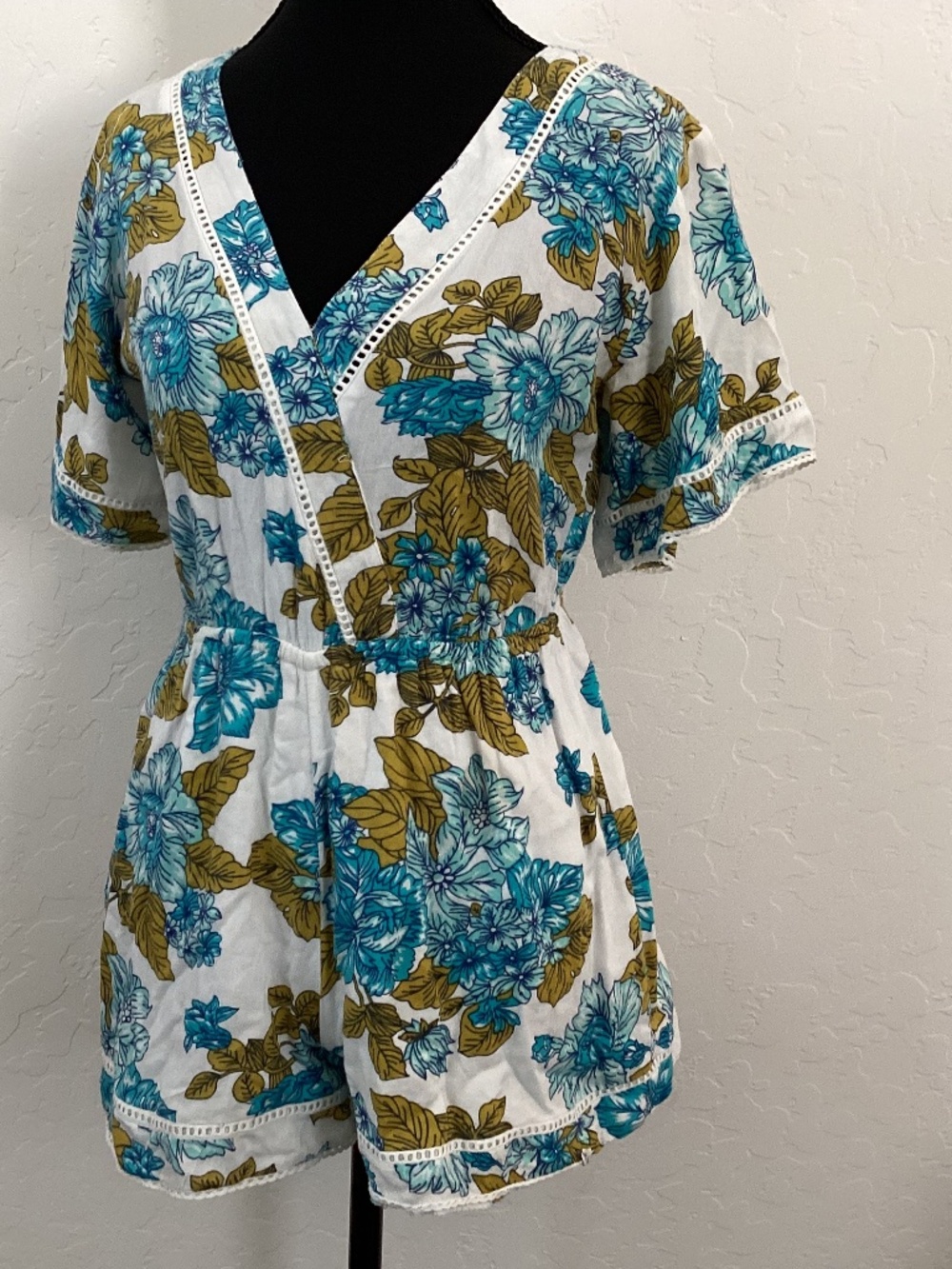 Volcom romper, size XS, teal flowers, green leaves, open back, tie back, v-neck